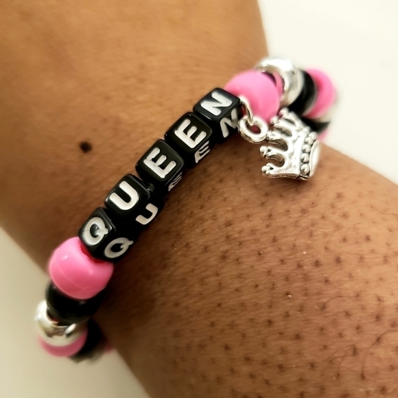 Queen charm kandi word Bracelet - Picture 3 of 3